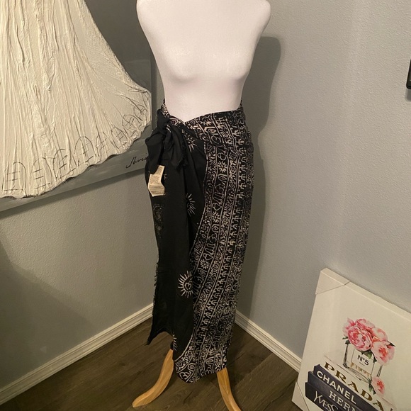 NWT Dharma Shop Black with White Handmade in Tibet Sarong/Scarf. Big